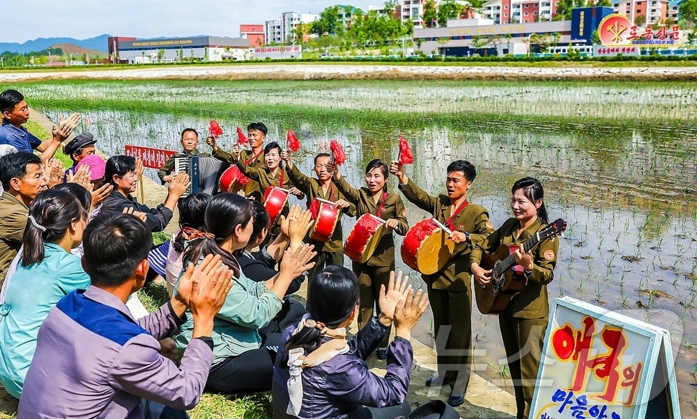 (평양 노동신문=뉴스1) = 북한 노동당 기관지 노동신문은 1일 금야군당집중강연선전대원들이 "힘있는 선전선동 활동으로 대중의 혁명적 열의를 북돋아주고 있다"고 선전했다.[국내에서만 …