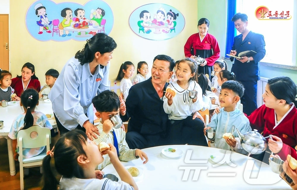 (평양 노동신문=뉴스1) = 북한 노동당 기관지 노동신문은 1일 강계시당위원회 일꾼(간부)들이 어린이들의 보육교양에서 제기되는 문제들을 알아보고 있다고 선전했다. [국내에서만 사용 …