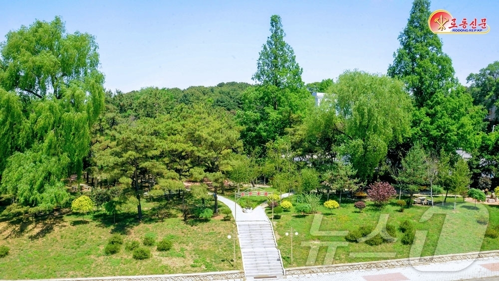 (평양 노동신문=뉴스1) = 북한 노동당 기관지 노동신문은 1일 수도의 북쪽에 위치한 순안구역은 국토관리사업에서 놀라운 변화를 가져왔다고 선전하며 "지역의 면모를 일신시키기 위한 …