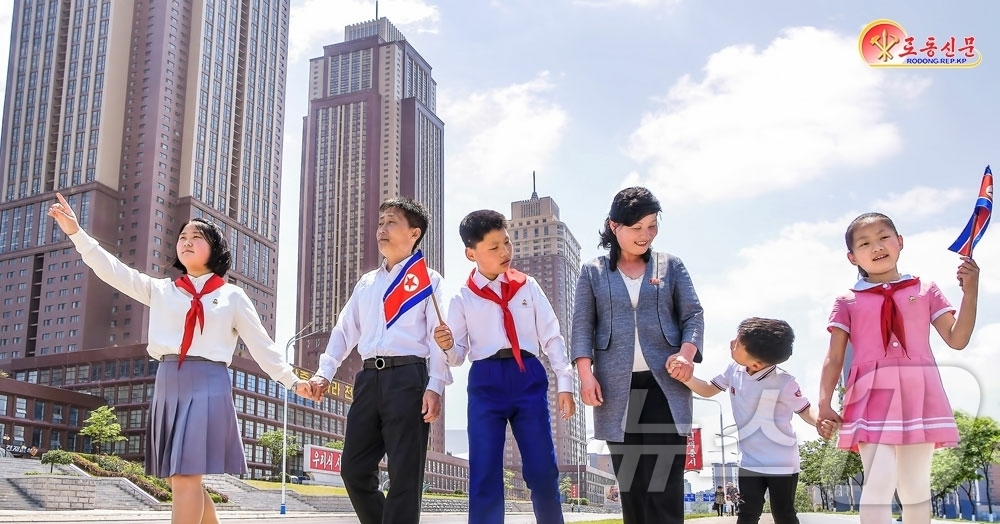 (평양 노동신문=뉴스1) = 북한 노동당 기관지 노동신문은 1일 형제산구역 전위2동 28인민반의 한 가정에서 "고마운 사회주의 제도의 품속에서 복받은 삶을 누려가고 있다"라고 선전 …