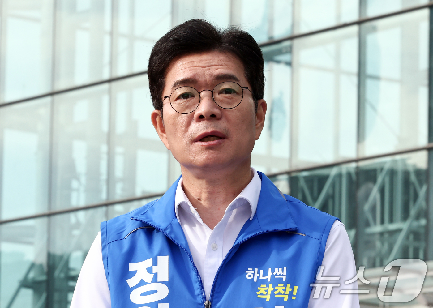 (서울=뉴스1) 최지환 기자 = 정원오 더불어민주당 서울시장 후보가 1일 서울 용산구 서울역 앞에서 서울시민께 드리는 호소문을 발표하고 있다. 2026.6.1/뉴스1