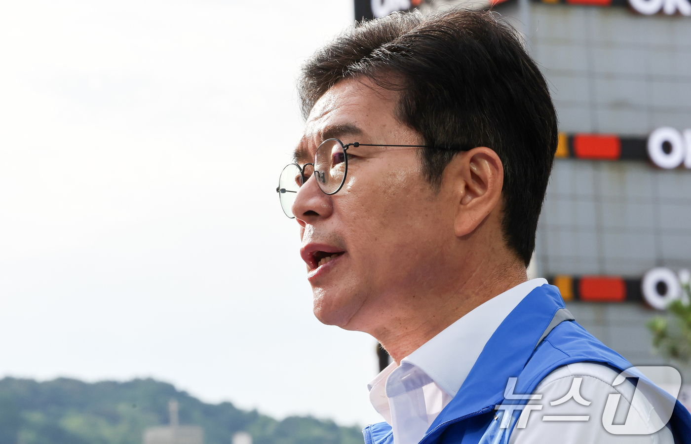 (서울=뉴스1) 최지환 기자 = 정원오 더불어민주당 서울시장 후보가 1일 서울 용산구 서울역 앞에서 서울시민께 드리는 호소문을 발표하고 있다. 2026.6.1/뉴스1