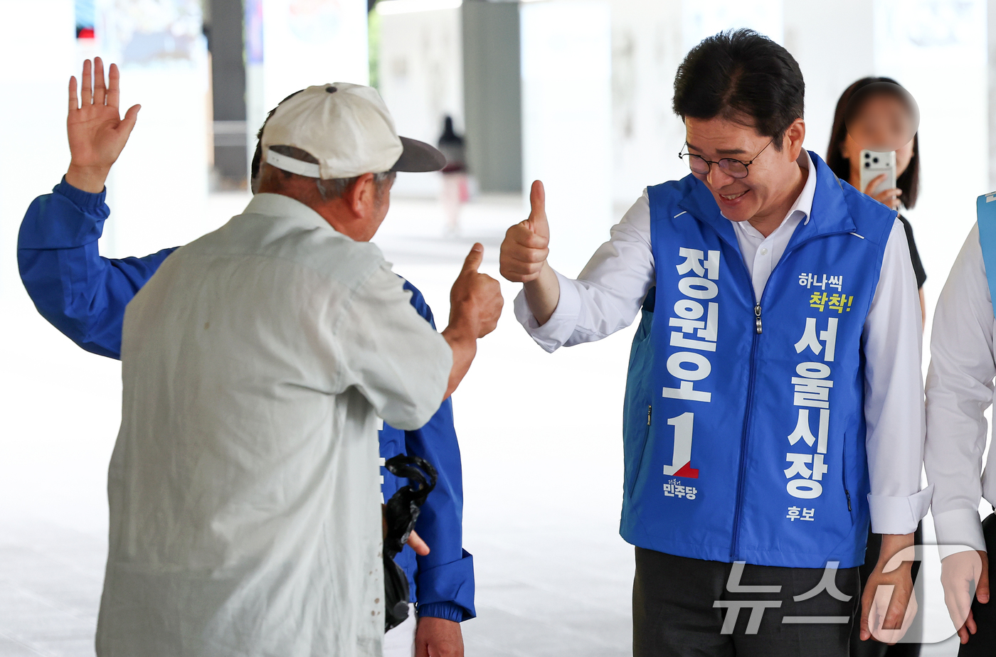 (서울=뉴스1) 최지환 기자 = 정원오 더불어민주당 서울시장 후보가 1일 서울 용산구 서울역에서 출근길 아침인사를 하고 있다. 2026.6.1/뉴스1