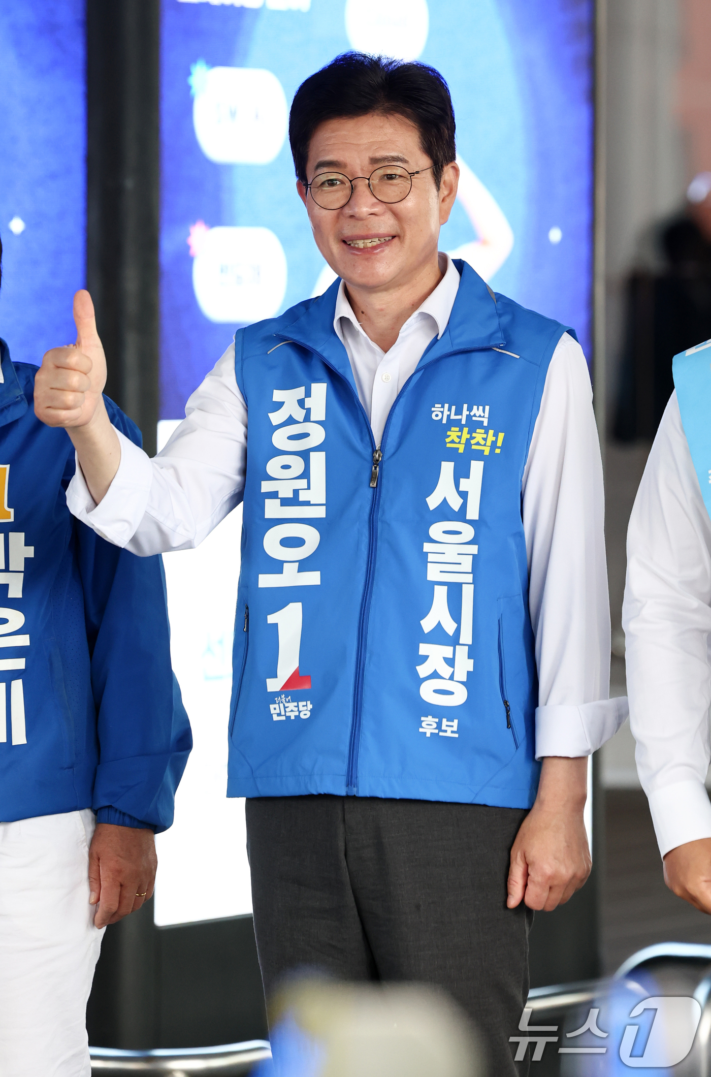 (서울=뉴스1) 최지환 기자 = 정원오 더불어민주당 서울시장 후보가 1일 서울 용산구 서울역에서 출근길 아침인사를 하고 있다. 2026.6.1/뉴스1