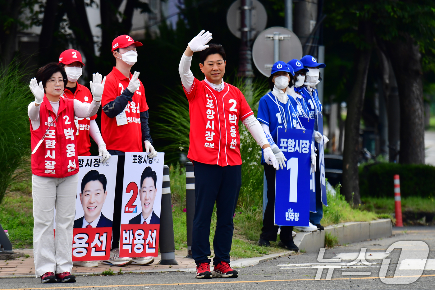 (포항=뉴스1) 최창호 기자 = 6·3지방선거를 이틀 앞둔 1일 오전 박용선 국민의힘 경북 포항시장 후보가 배우자와 함께 출근길 시민들에게 지지를 호소하고 있다.  2026.6.1 …