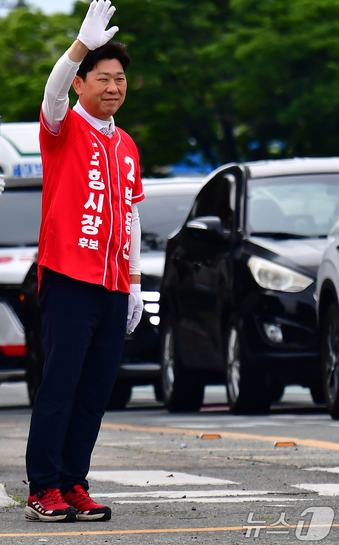 (포항=뉴스1) 최창호 기자 = 6·3지방선거를 이틀 앞둔 1일 오전 박용선 국민의힘 경북 포항시장 후보가 남구 대잠교차로에서 출근길 시민들에게 지지를 호소하고 있다. 2026.6 …