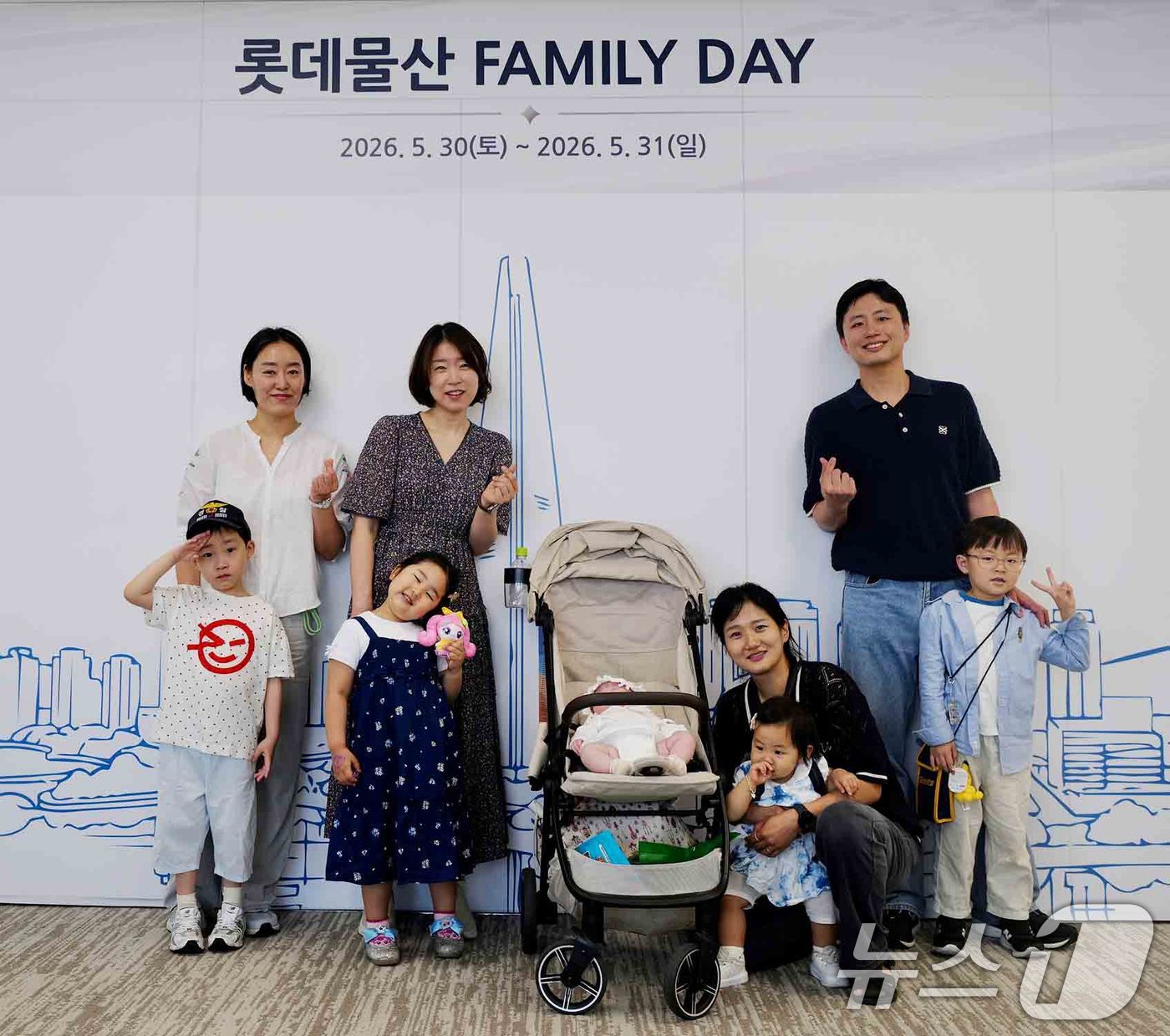 (서울=뉴스1) = 롯데물산이 지난달 30~31일 가족 친화 프로그램 '쇼 미 더 오피스(SHOW ME THE OFFICE)'를 진행했다고 1일 밝혔다.롯데물산은 매년 국내 최고층 …