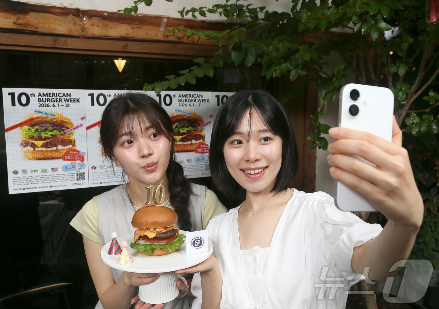 (서울=뉴스1) = 미국육류수출협회는 서울 종로구에 위치한 ‘버거드조선’에서 ‘2026 아메리칸 버거위크’를 시작한다고 1일 밝혔다.올해 10회차를 맞은 아메리칸 버거위크는 고품질 …