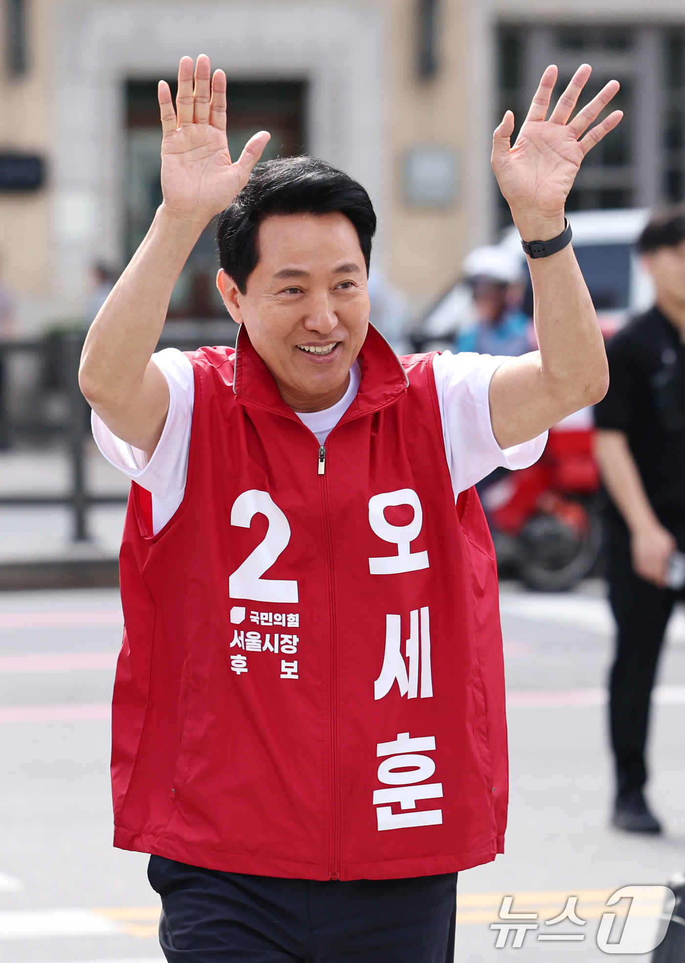 (서울=뉴스1) 구윤성 기자 = 오세훈 국민의힘 서울시장 후보가 1일 오전 서울 광화문네거리에서 시민들에게 출근길 인사를 하고 있다. 2026.6.1/뉴스1