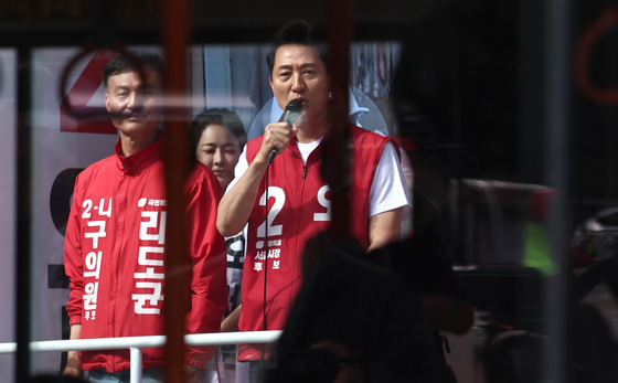 출근길 인사 나선 오세훈