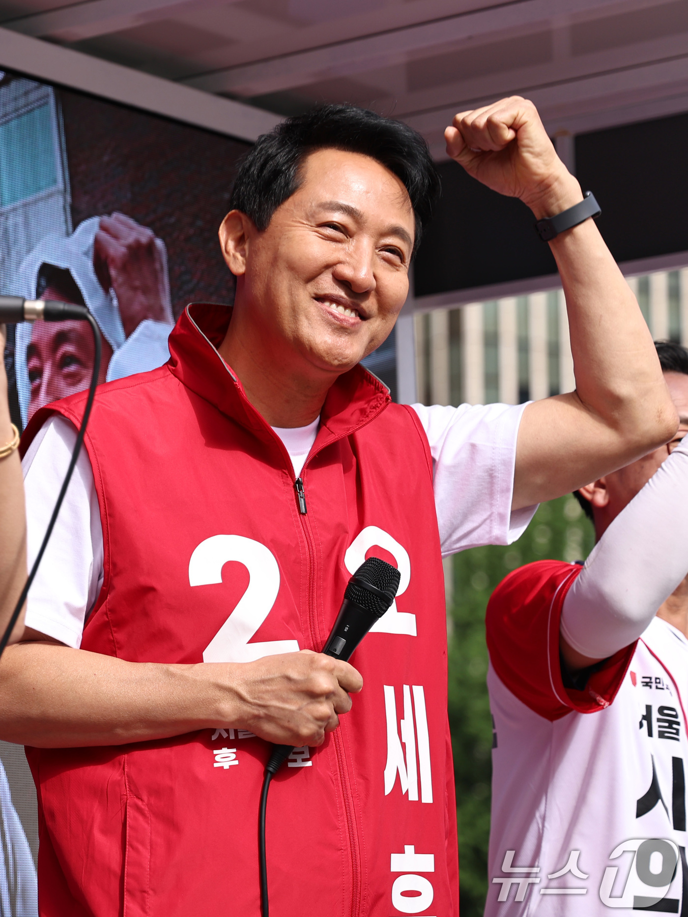 (서울=뉴스1) 구윤성 기자 = 오세훈 국민의힘 서울시장 후보가 1일 오전 서울 광화문네거리에서 시민들에게 출근길 인사를 하고 있다. 2026.6.1/뉴스1
