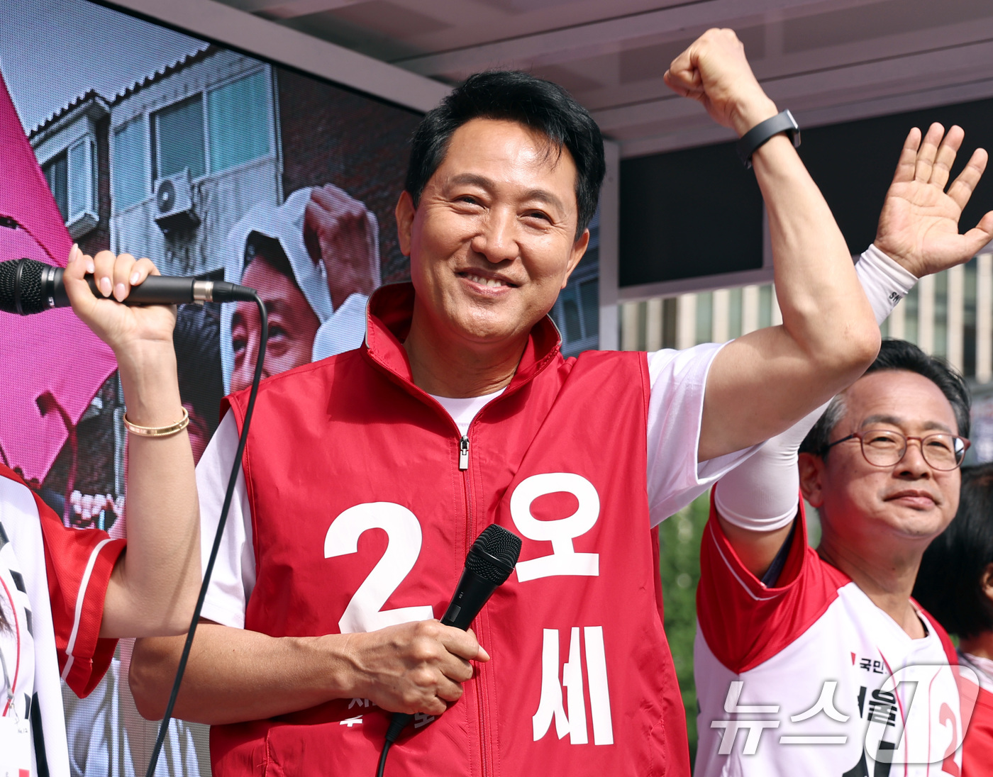 (서울=뉴스1) 구윤성 기자 = 오세훈 국민의힘 서울시장 후보가 1일 오전 서울 광화문네거리에서 시민들에게 출근길 인사를 하고 있다. 2026.6.1/뉴스1