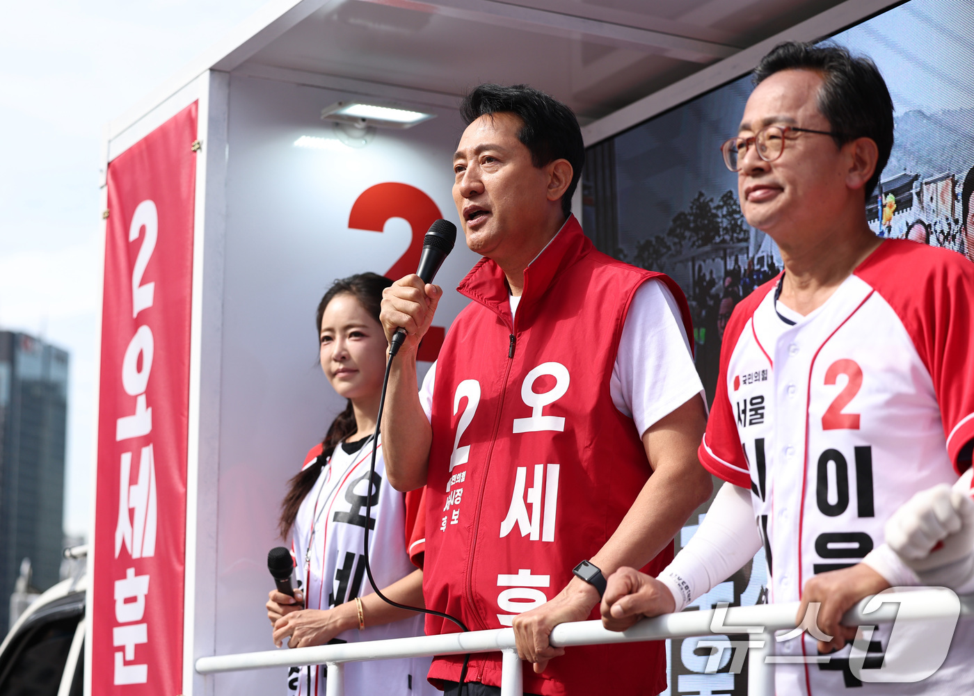 (서울=뉴스1) 구윤성 기자 = 오세훈 국민의힘 서울시장 후보가 1일 오전 서울 광화문네거리에서 시민들에게 출근길 인사를 하고 있다. 2026.6.1/뉴스1