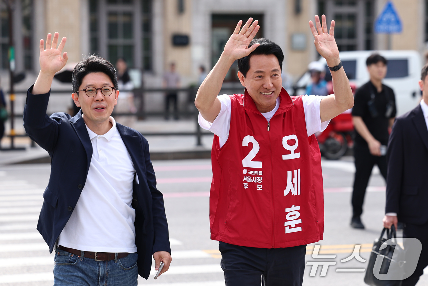 (서울=뉴스1) 구윤성 기자 = 오세훈 국민의힘 서울시장 후보가 1일 오전 서울 광화문네거리에서 시민들에게 출근길 인사를 하고 있다. 2026.6.1/뉴스1