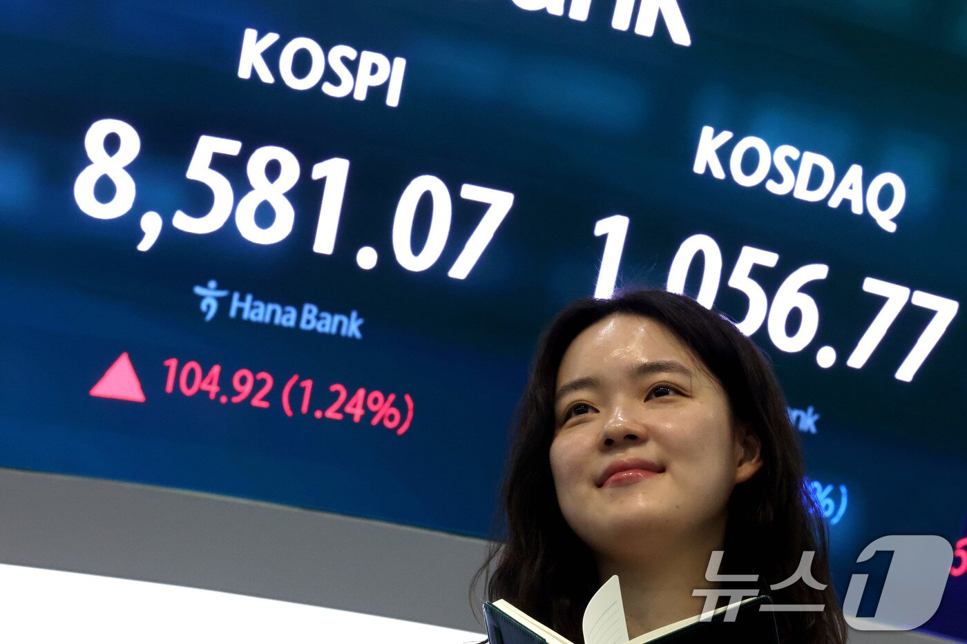 본문 이미지 - 코스피가 장중 첫 8500선을 돌파한 1일 오전 서울 중구 하나은행 본점 딜링룸 현황판에 전장대비 104.92포인트(1.24%) 상승한 8,581.07를 나타내고 있다. 2026.6.1 ⓒ 뉴스1 이광호 기자