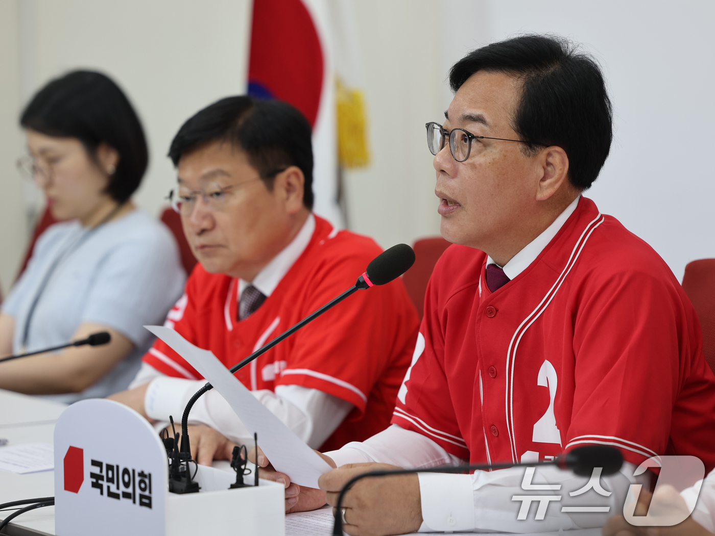 (서울=뉴스1) 황기선 기자 = 송언석 국민의힘 원내대표가 1일 오전 서울 여의도 국회에서 열린 '6.3 지방선거 대국민 호소 기자간담회'에서 모두발언을 하고 있다.  2026.6 …