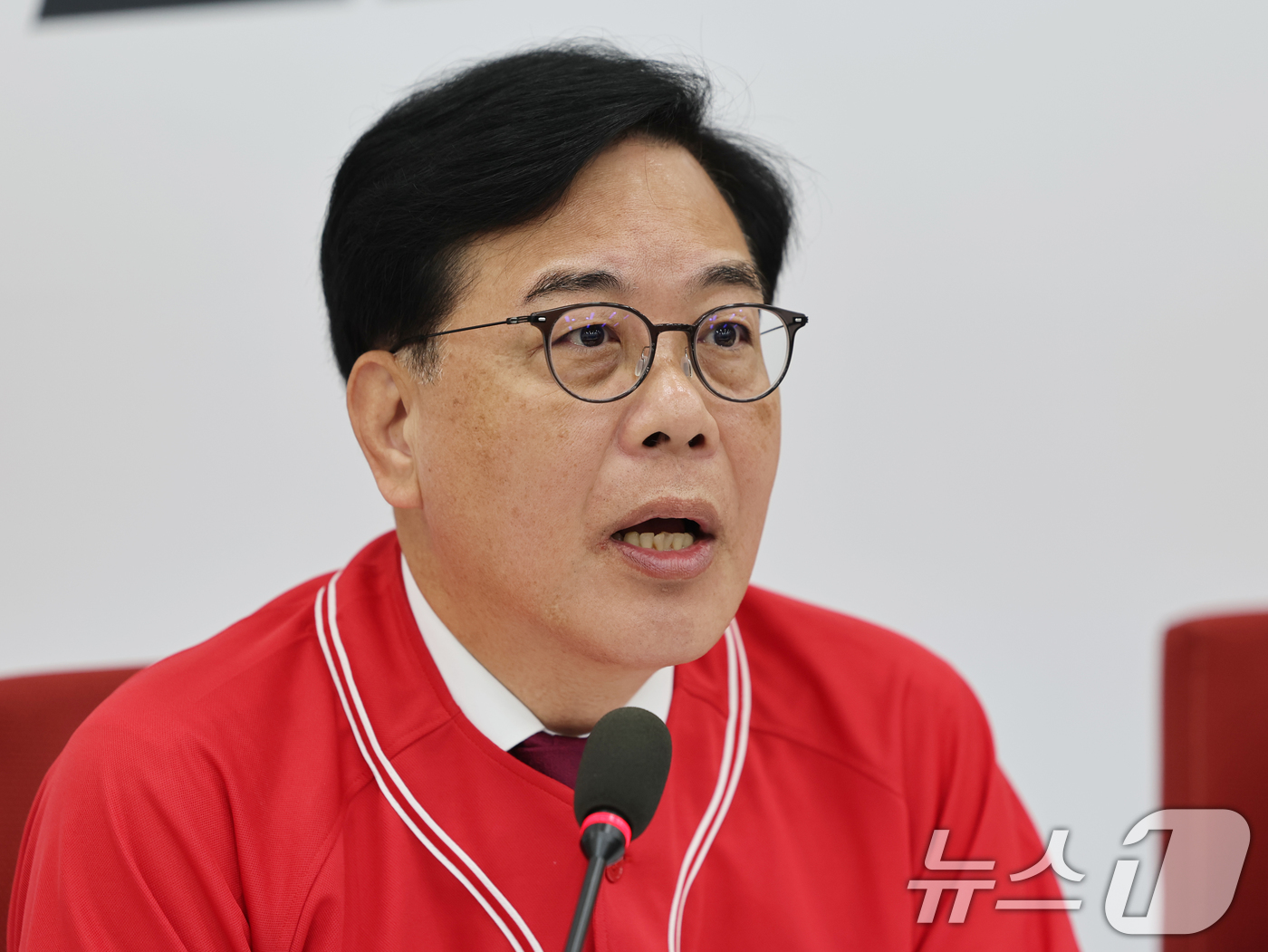 (서울=뉴스1) 황기선 기자 = 송언석 국민의힘 원내대표가 1일 오전 서울 여의도 국회에서 열린 ' 6.3 지방선거 대국민 호소 기자간담회'에서 모두발언을 하고 있다.  2026. …