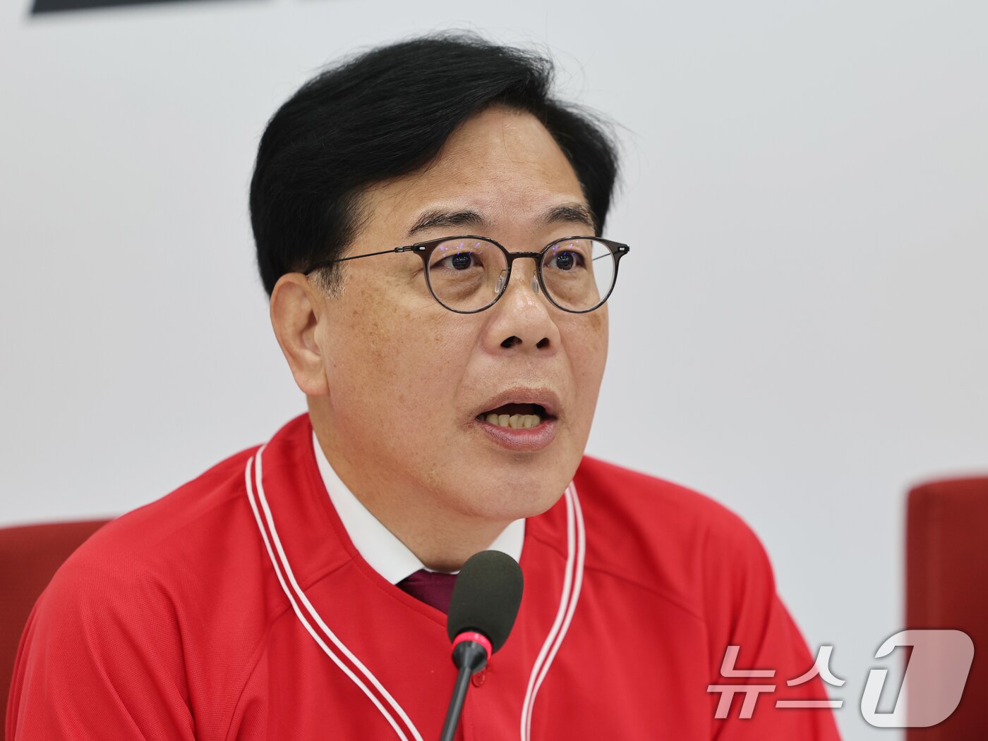 본문 이미지 - 송언석 국민의힘 원내대표가 1일 오전 서울 여의도 국회에서 열린 ' 6.3 지방선거 대국민 호소 기자간담회'에서 모두발언을 하고 있다. 2026.6.1 ⓒ 뉴스1 황기선 기자