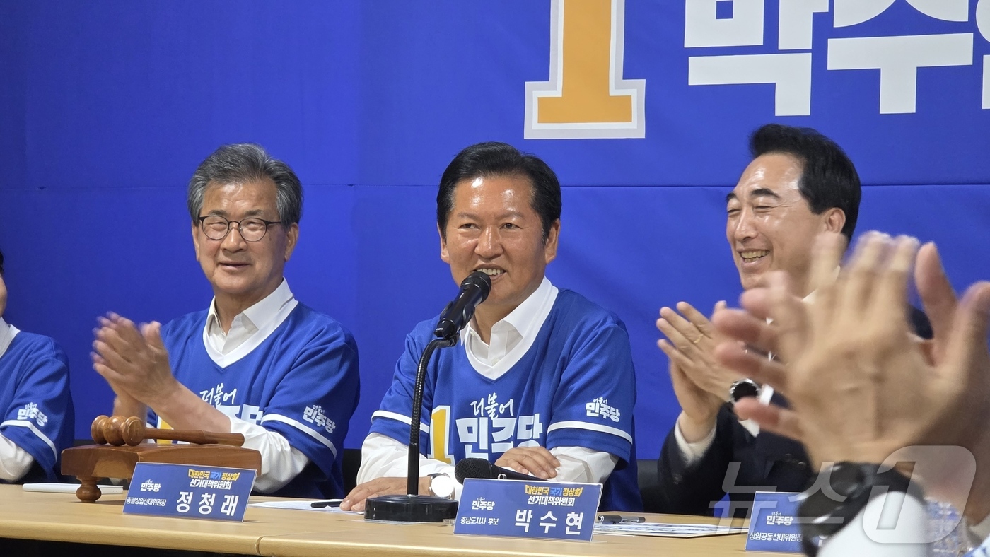 (천안=뉴스1) 이시우 기자 = 정청래 더불어민주당 대표가 1일 충남 천안시 박수현충남도지사 후보 선거사무소에서 중앙선거대책위원회의를 열고 모두 발언을 하고 있다.  2026.6. …