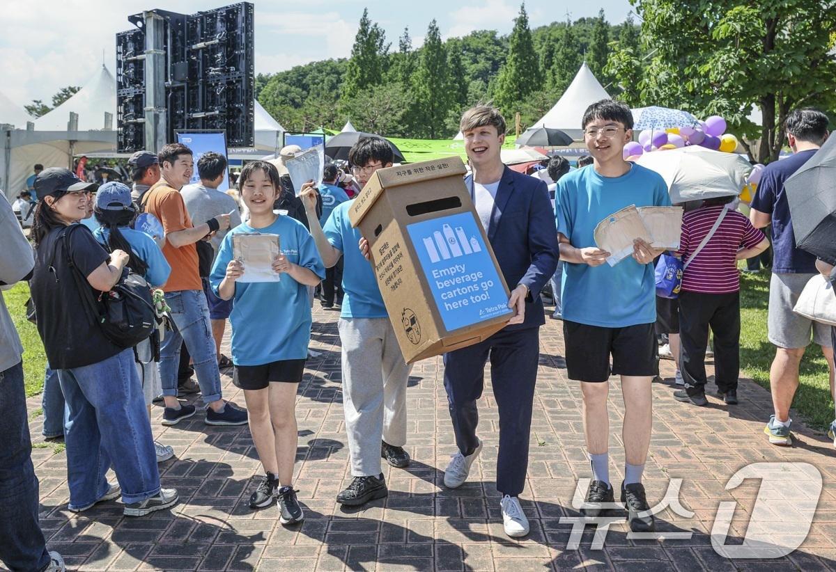 (서울=뉴스1) = 글로벌 식품 전처리 및 포장 기술 선도 기업 테트라팩 코리아가 지난달 30일 서울 마포구 상암동 월드컵공원에서 열린 제14회 ‘2026 난빛축제’에서 환경 캠페 …