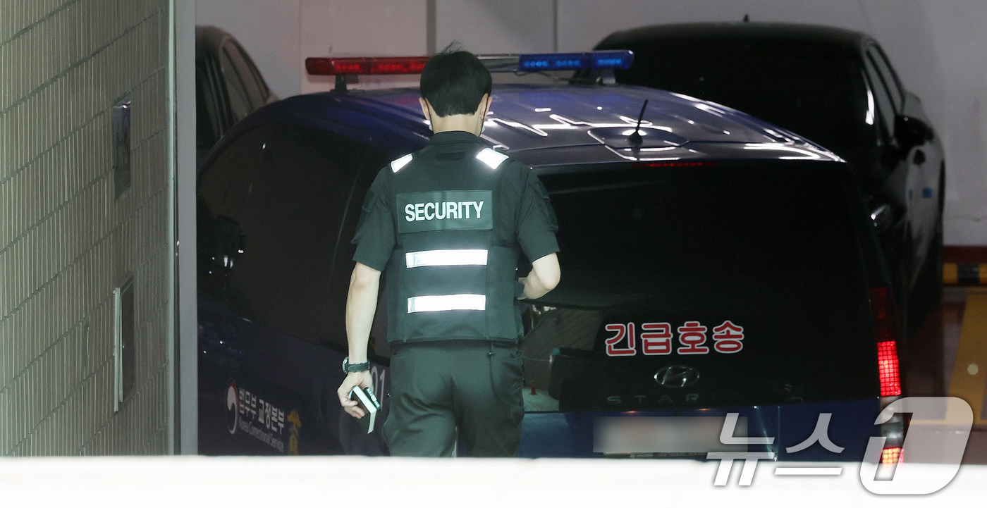 (과천=뉴스1) 박지혜 기자 = 조태용 전 국가정보원장을 태운 호송차량이 1일 경기 과천시 2차 종합특검 사무실로 들어서고 있다.피의자 신분으로 출석한 조 전 원장은 계엄 직후 국 …