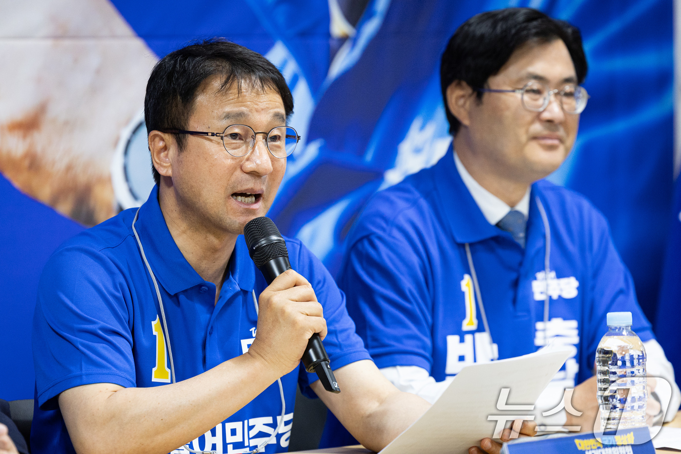 (천안=뉴스1) 유승관 기자 = 한병도 더불어민주당 원내대표가 1일 충남 천안시 박수현 충남도지사 후보 선거사무소에서 열린 충남 현장 중앙선거대책위원회의에서 모두 발언을 하고 있다 …