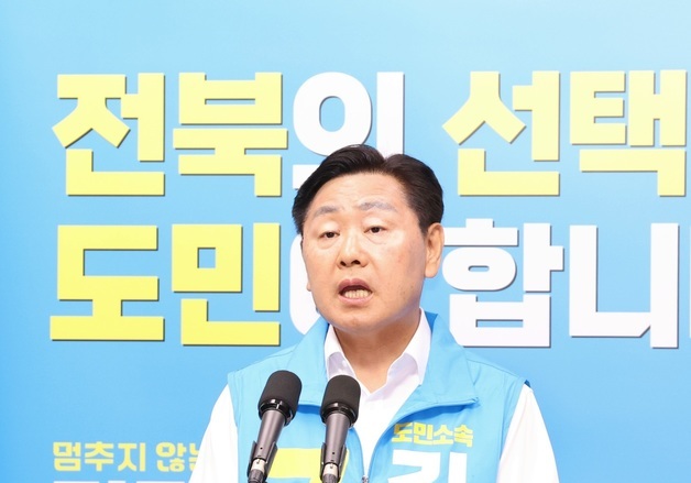 질의에 답변하는 김관영 후보