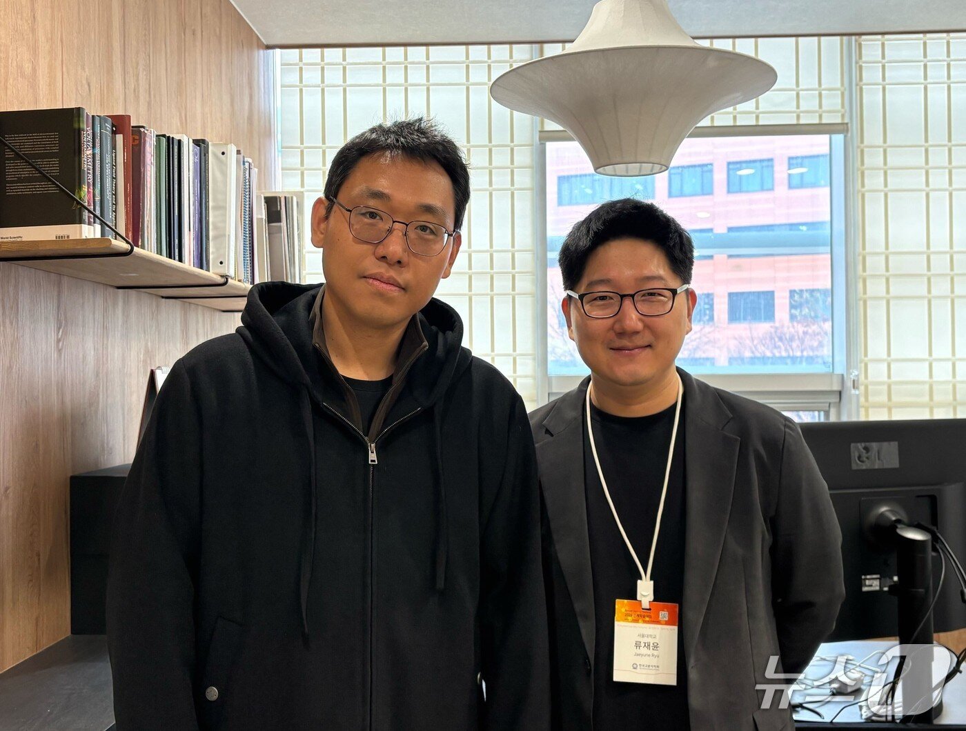 본문 이미지 - KAIST 황승준 교수(왼쪽), 서울대학교 류재윤 교수(KAIST 제공) /뉴스1