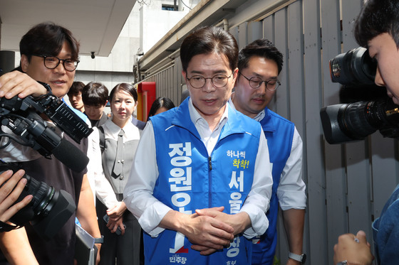 돈의동 쪽방촌 찾은 정원오 후보
