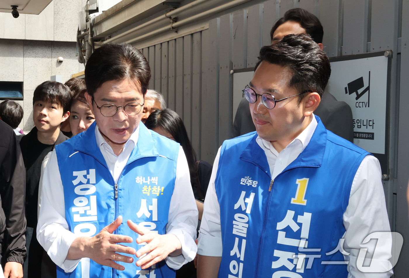 (서울=뉴스1) 권현진 기자 = 정원오 더불어민주당 서울시장 후보(왼쪽)가 1일 오전 서울 종로구 돈의동 쪽방촌 일대를 둘러보고 있다. (공동취재) 2026.6.1/뉴스1