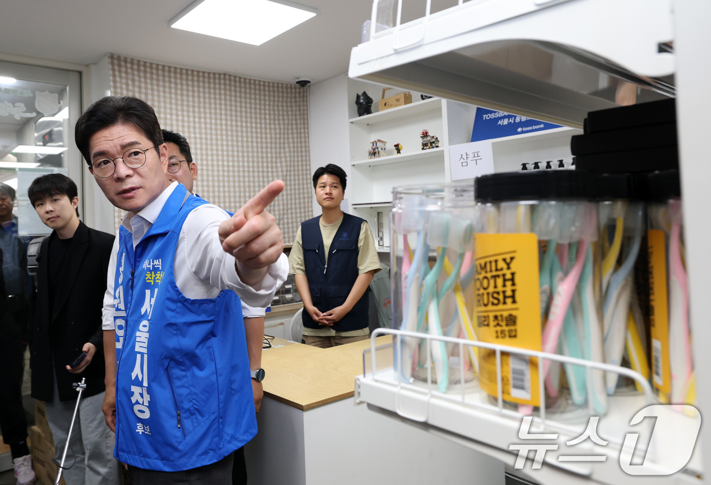 (서울=뉴스1) 권현진 기자 = 정원오 더불어민주당 서울시장 후보가 1일 서울 종로구에 마련된 쪽방 주민들의 공동이용시설인 '새뜰집'의 온기창고를 둘러보고 있다. (공동취재) 20 …