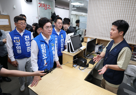 쪽방촌 온기창고 관계자 이야기 듣는 정원오 후보