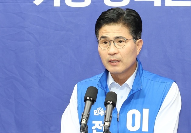 질의에 답변하는 이원택 후보