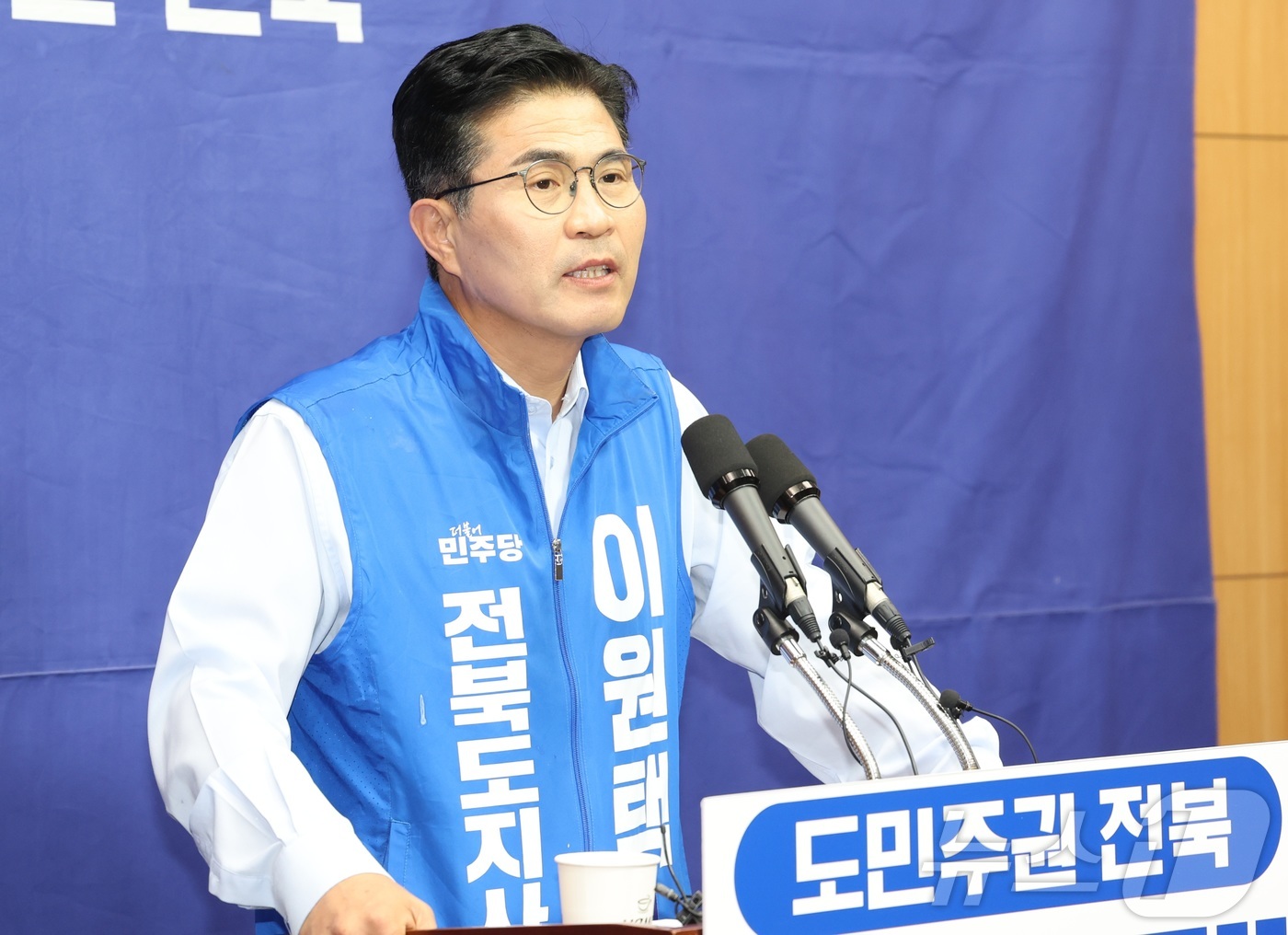 (전주=뉴스1) 유경석 기자 = 이원택 더불어민주당 전북도지사 후보가 1일 전북 전주시 전북특별자치도의회에서 정책 기자회견을 열고 질의에 답변을 하고 있다. 2026.6.1/뉴스1 …