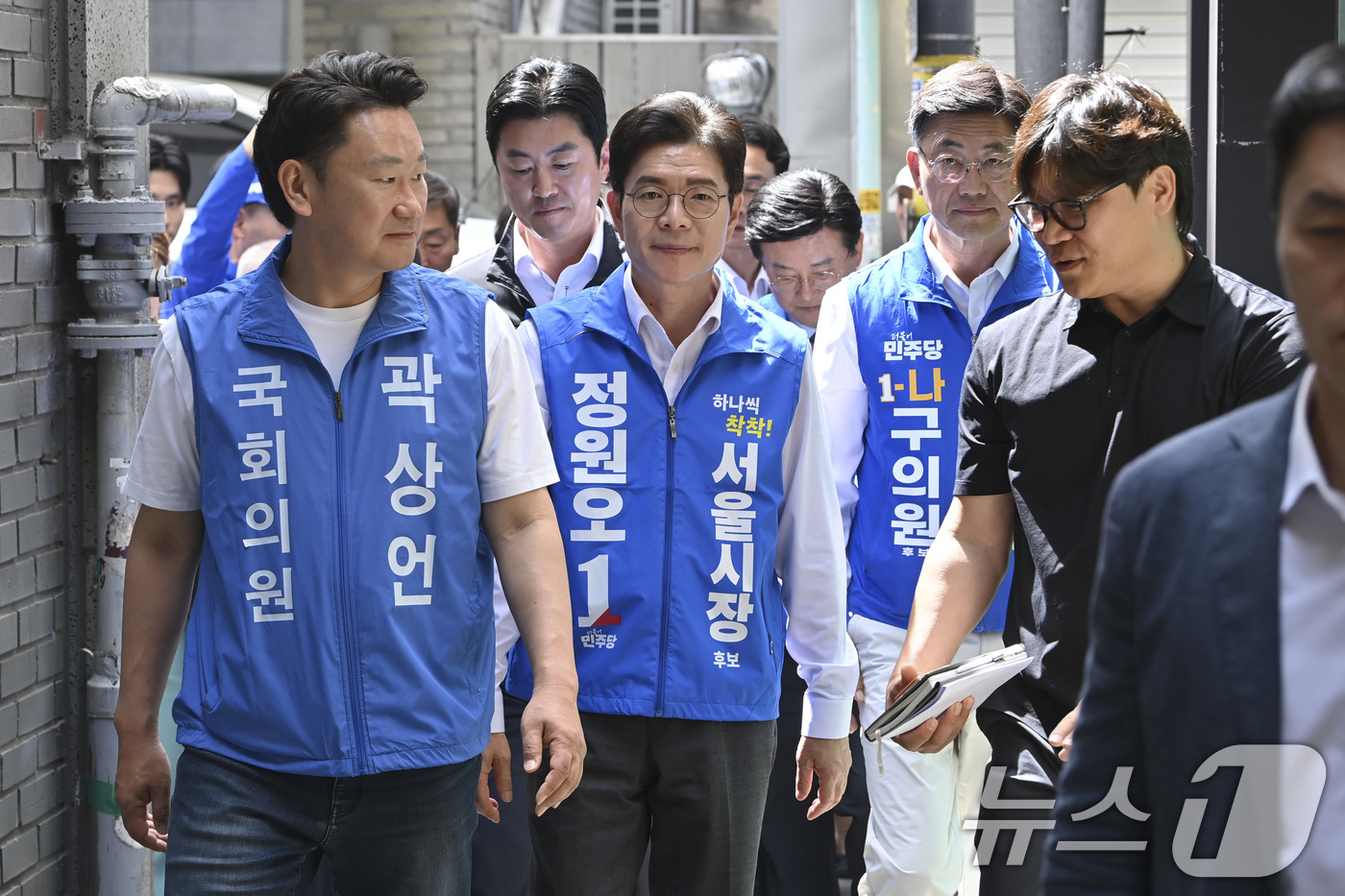 (서울=뉴스1) 권현진 기자 = 정원오 서울시장 후보가 1일 오전 서울 종로구 돈의동 쪽방촌을 찾아 골목을 둘러보고 있다. (공동취재) 2026.6.1/뉴스1