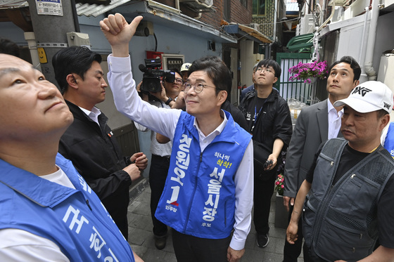 돈의동 쪽방촌 주민과 인사 나누는 정원오 후보