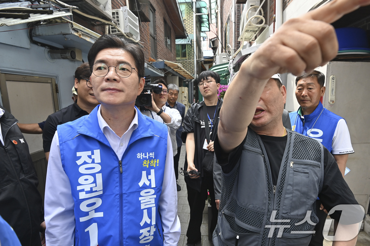 (서울=뉴스1) 권현진 기자 = 정원오 서울시장 후보가 1일 오전 서울 종로구 돈의동 쪽방촌을 찾아 주민들과 대화하고 있다. (공동취재) 2026.6.1/뉴스1