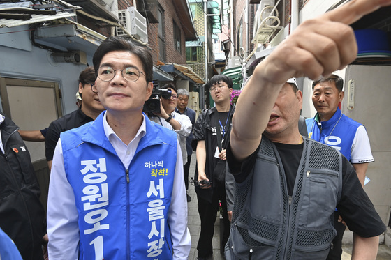 쪽방촌 찾아 주민 이야기 듣는 정원오 후보