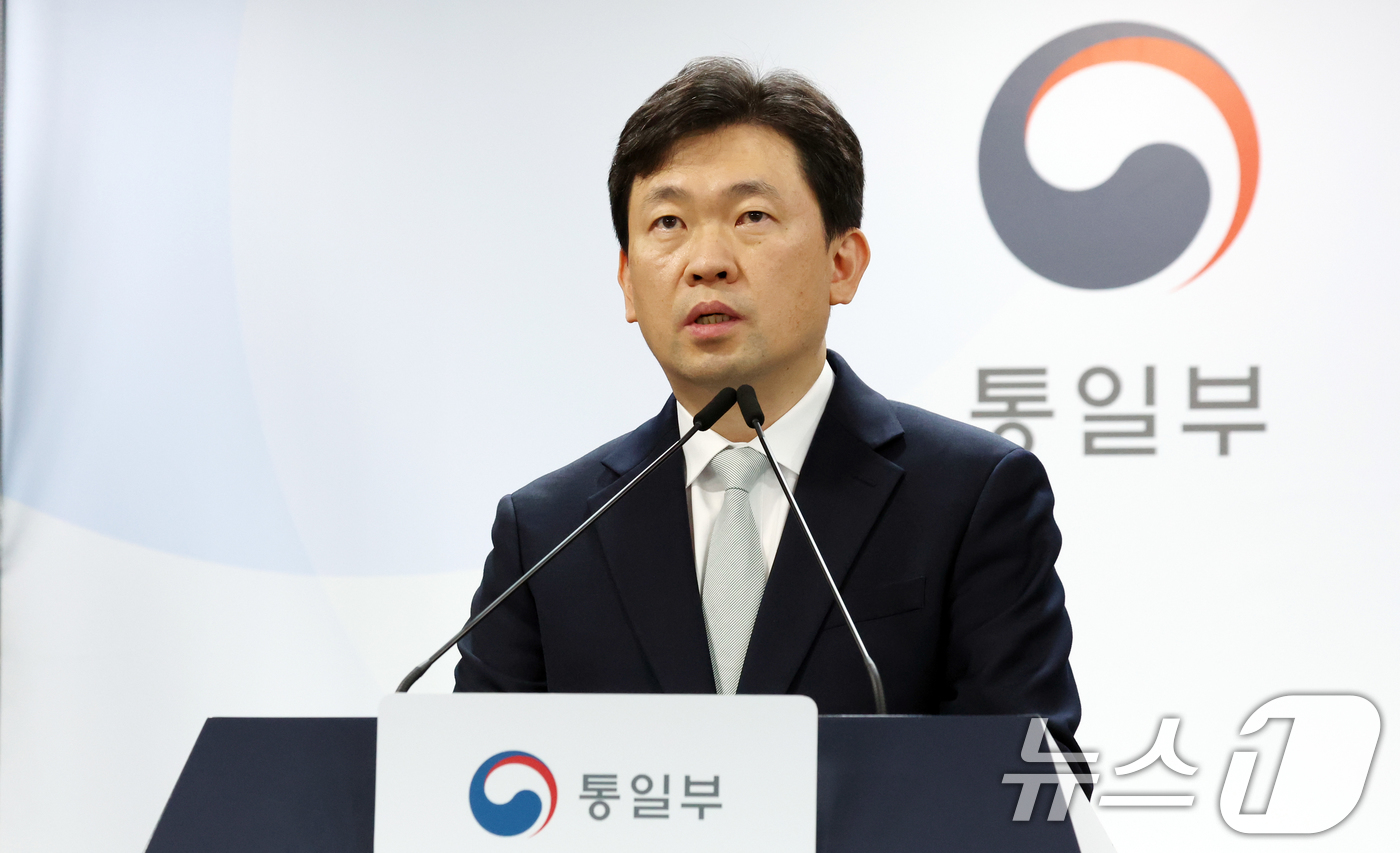 (서울=뉴스1) 김명섭 기자 = 윤민호 통일부 대변인이 1일 서울 종로구 세종대로 정부서울청사에서 정례브리핑을 하고 있다.  2026.6.1/뉴스1