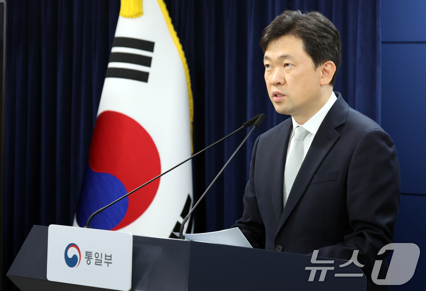(서울=뉴스1) 김명섭 기자 = 윤민호 통일부 대변인이 1일 서울 종로구 세종대로 정부서울청사에서 정례브리핑을 하고 있다.  2026.6.1/뉴스1