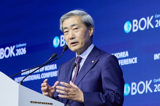 신현송 "물가안정 중점 두고 늦지 않게 금리 올려야"…재차 인상 시사
