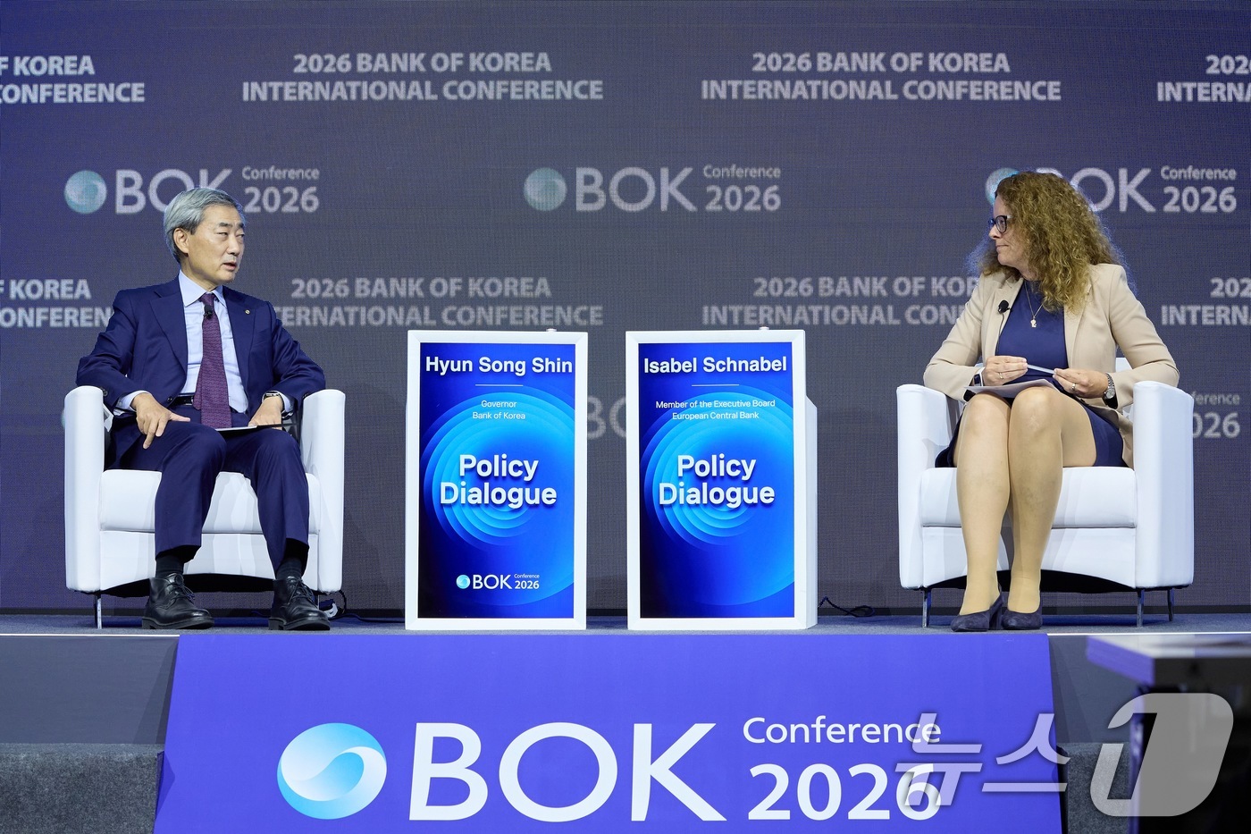 (서울=뉴스1) = 신현송 한국은행 총재와 이자벨 슈나벨 유럽중앙은행 집행이사회 위원이 1일 오전 서울 중구 한국은행에서 열린 2026 BOK 국제컨퍼런스에서 정책 대담을 하고 있 …