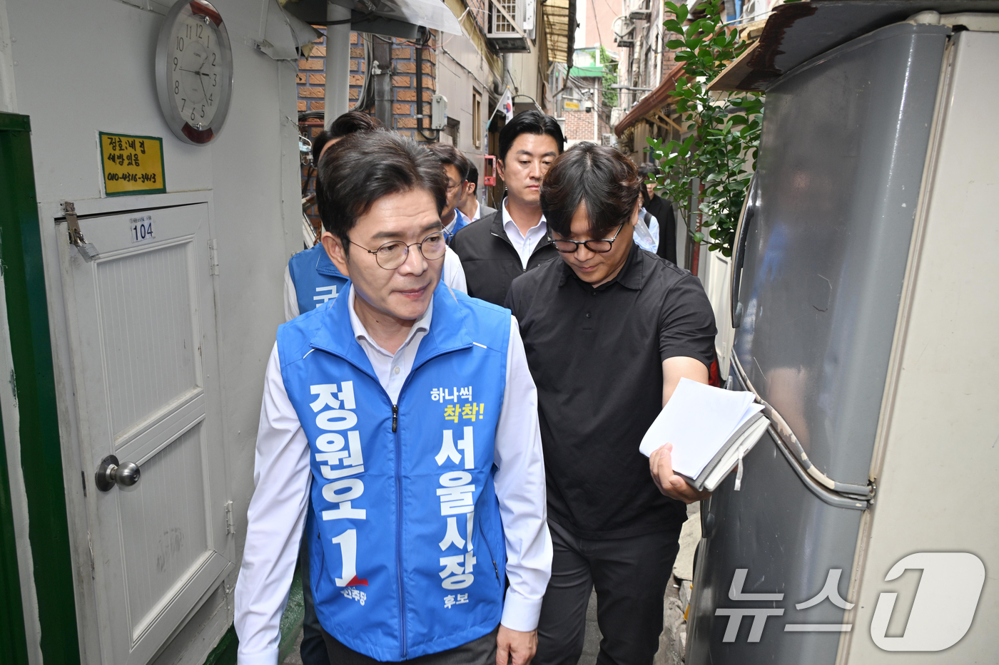 (서울=뉴스1) 권현진 기자 = 정원오 더불어민주당 서울시장 후보가 1일 서울 종로구 돈의동 쪽방촌을 둘러보고 있다. (공동취재) 2026.6.1/뉴스1