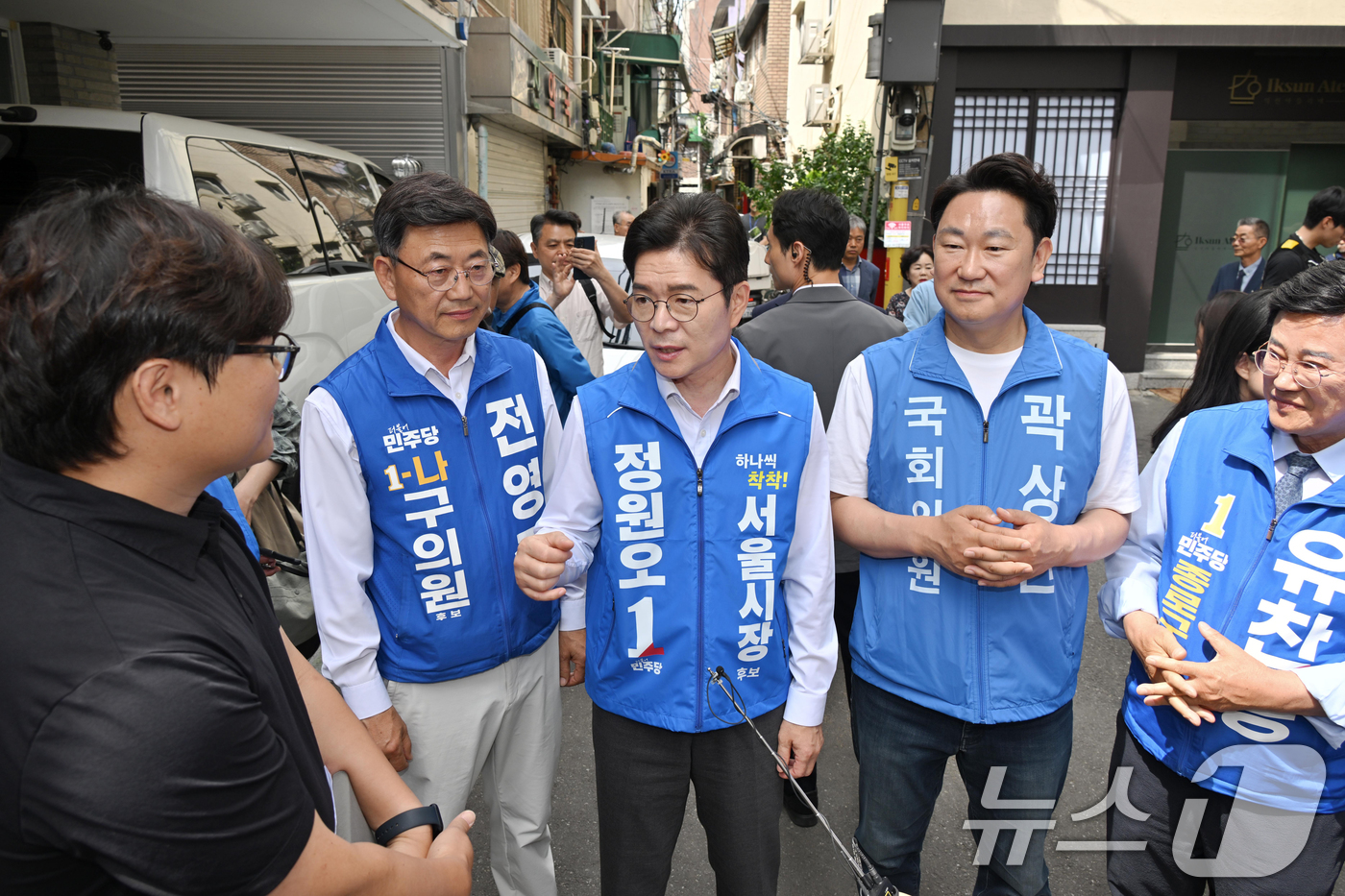 (서울=뉴스1) 권현진 기자 = 정원오 더불어민주당 서울시장 후보가 1일 서울 종로구 돈의동 쪽방촌을 방문해 지역 활동가와 대화를 나누고 있다.  (공동취재) 2026.6.1/뉴스 …