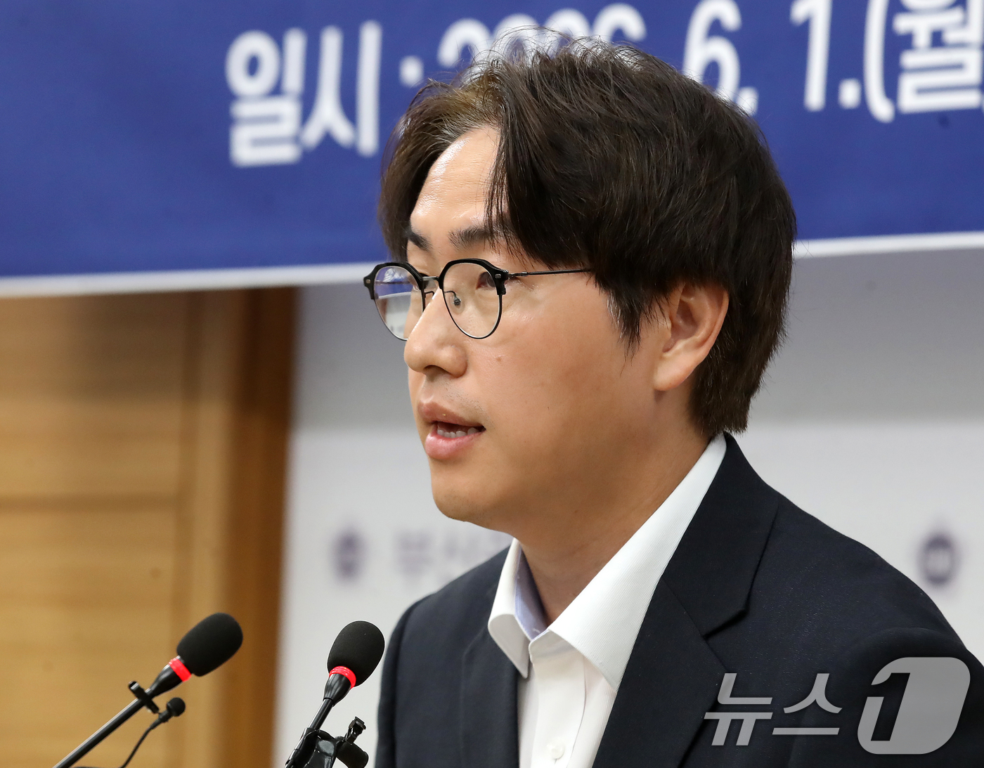 (부산=뉴스1) 윤일지 기자 = 하정우 더불어민주당 부산 북구갑 국회의원 후보가 1일 부산 연제구 부산시의회 브리핑룸에서 기자회견을 열고 공약 설명과 함께 지지를 호소하고 있다. …
