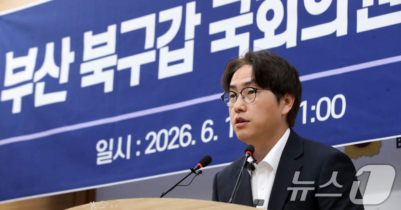 (부산=뉴스1) 윤일지 기자 = 하정우 더불어민주당 부산 북구갑 국회의원 후보가 1일 부산 연제구 부산시의회 브리핑룸에서 기자회견을 열고 공약 설명과 함께 지지를 호소하고 있다. …