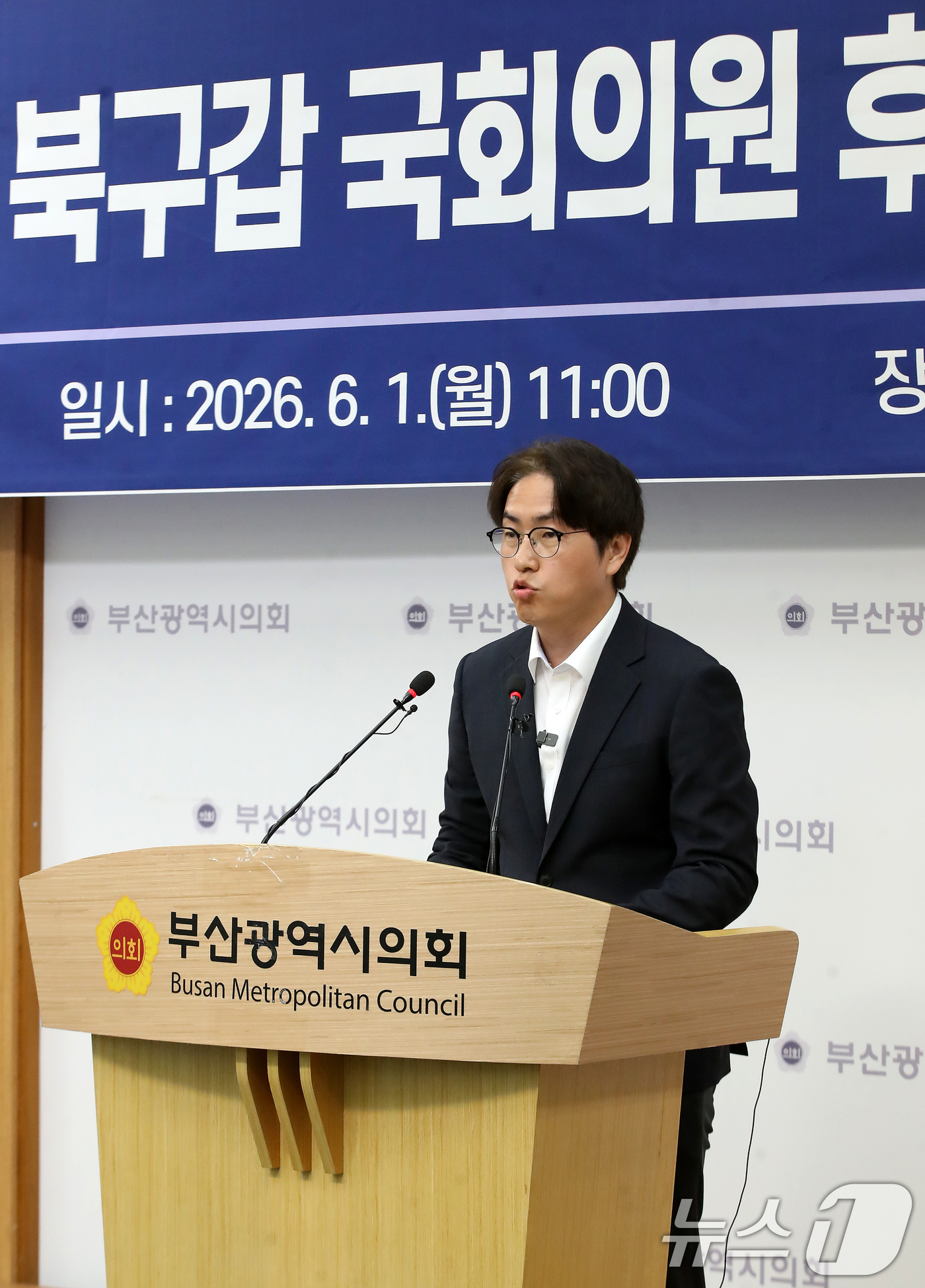 (부산=뉴스1) 윤일지 기자 = 하정우 더불어민주당 부산 북구갑 국회의원 후보가 1일 부산 연제구 부산시의회 브리핑룸에서 기자회견을 열고 공약 설명과 함께 지지를 호소하고 있다. …