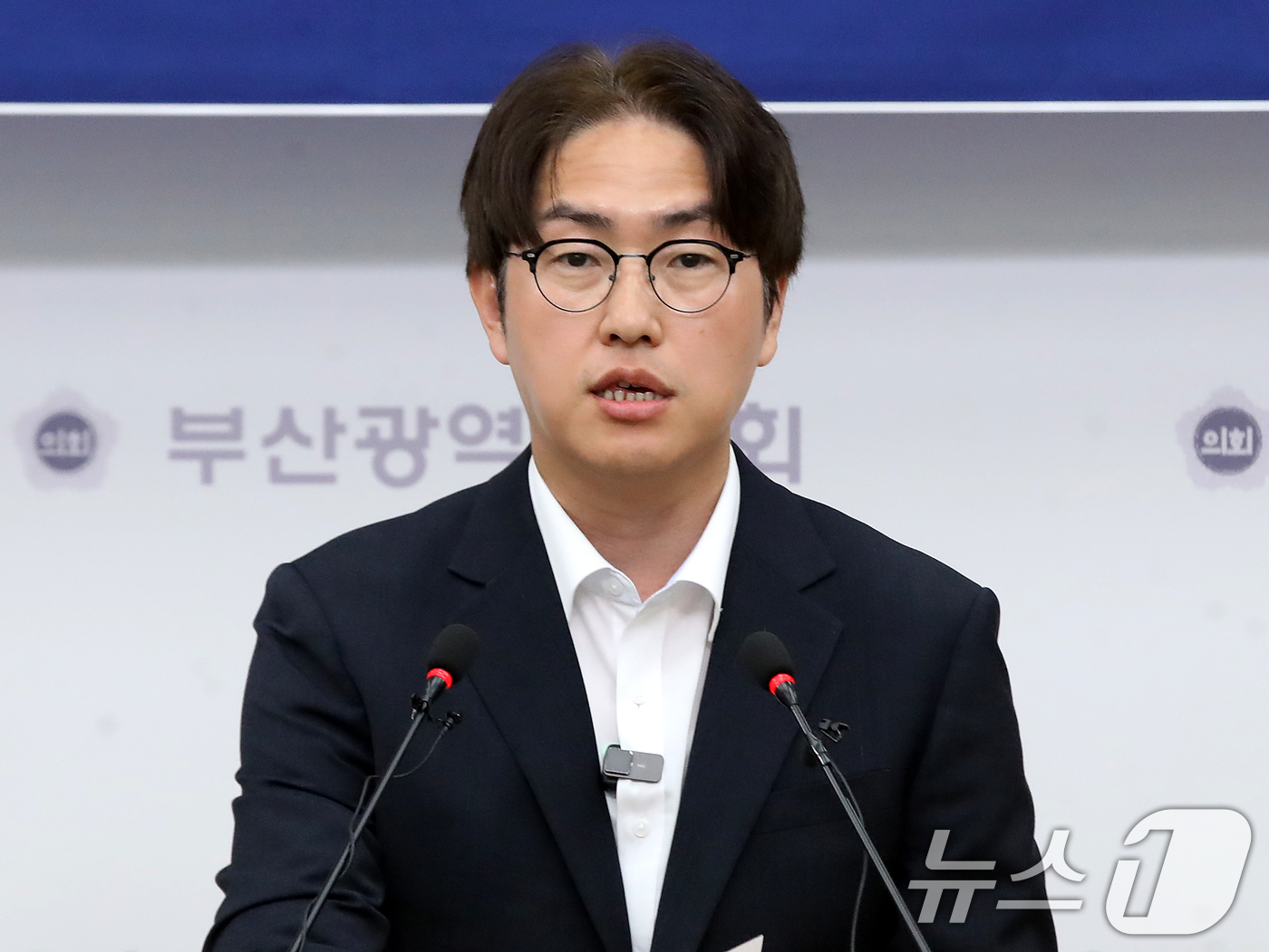 (부산=뉴스1) 윤일지 기자 = 하정우 더불어민주당 부산 북구갑 국회의원 후보가 1일 부산 연제구 부산시의회 브리핑룸에서 기자회견을 열고 공약 설명과 함께 지지를 호소하고 있다. …