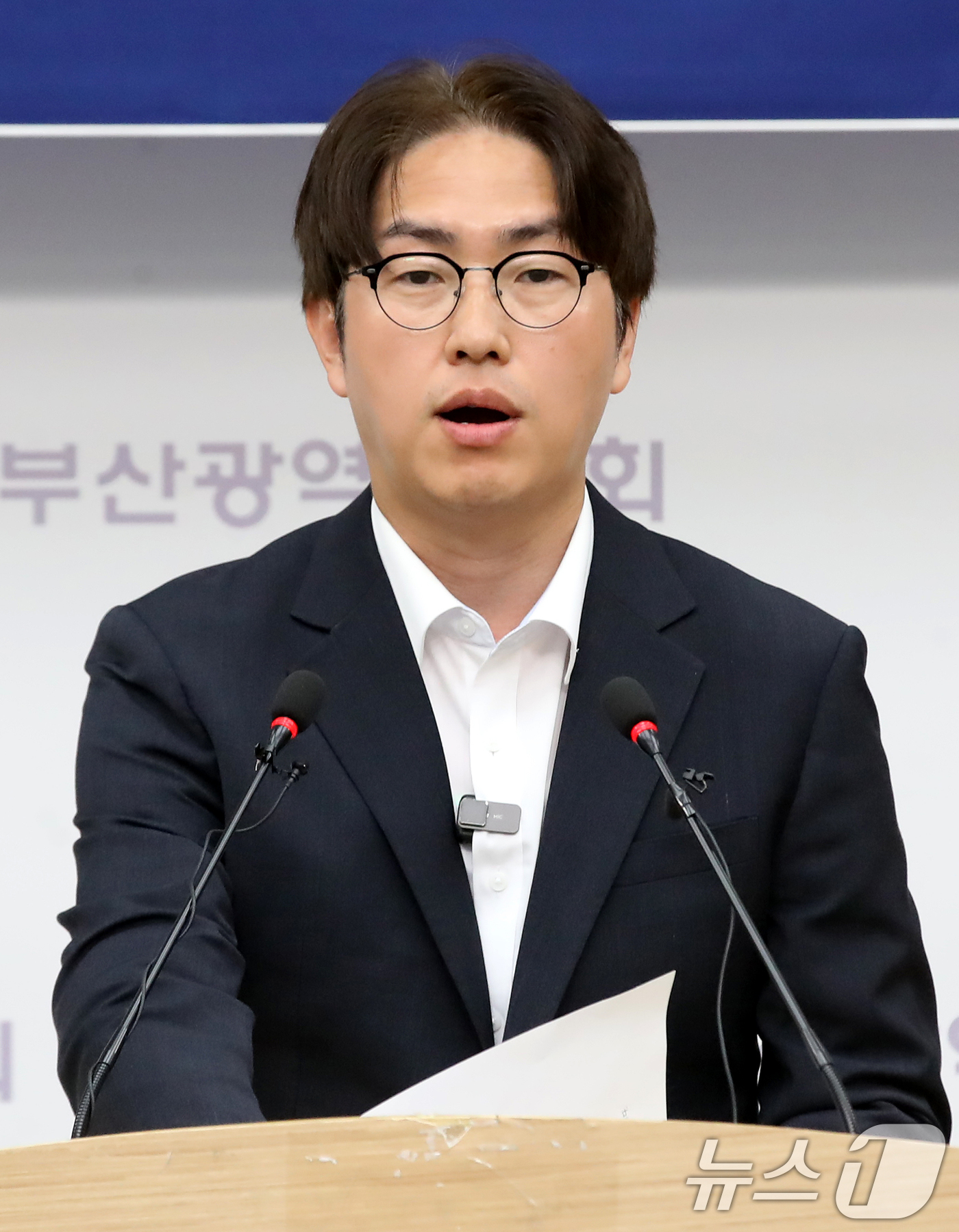 (부산=뉴스1) 윤일지 기자 = 하정우 더불어민주당 부산 북구갑 국회의원 후보가 1일 부산 연제구 부산시의회 브리핑룸에서 기자회견을 열고 공약 설명과 함께 지지를 호소하고 있다. …