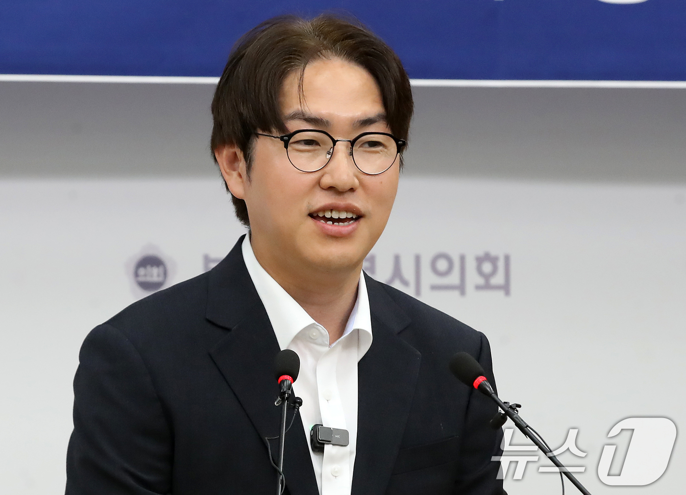 (부산=뉴스1) 윤일지 기자 = 하정우 더불어민주당 부산 북구갑 국회의원 후보가 1일 부산 연제구 부산시의회 브리핑룸에서 기자회견을 열고 공약 설명과 함께 지지를 호소하고 있다. …